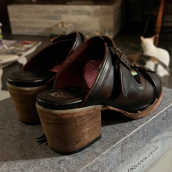 Freebird Women’s Dark Leather Sandal - Picture 2 of 9